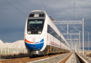 Yeniden başlayan YHT seferlerinde ilk tren İstanbul a ulaştı